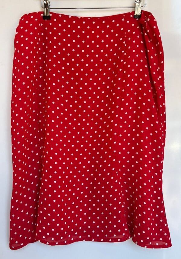 Falda roja de lunares blancos · Talla 50
