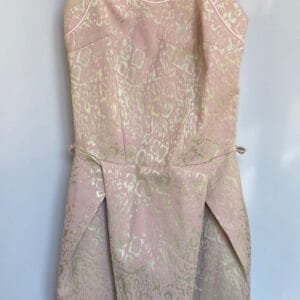 Vestido corto rosa con escote recortado