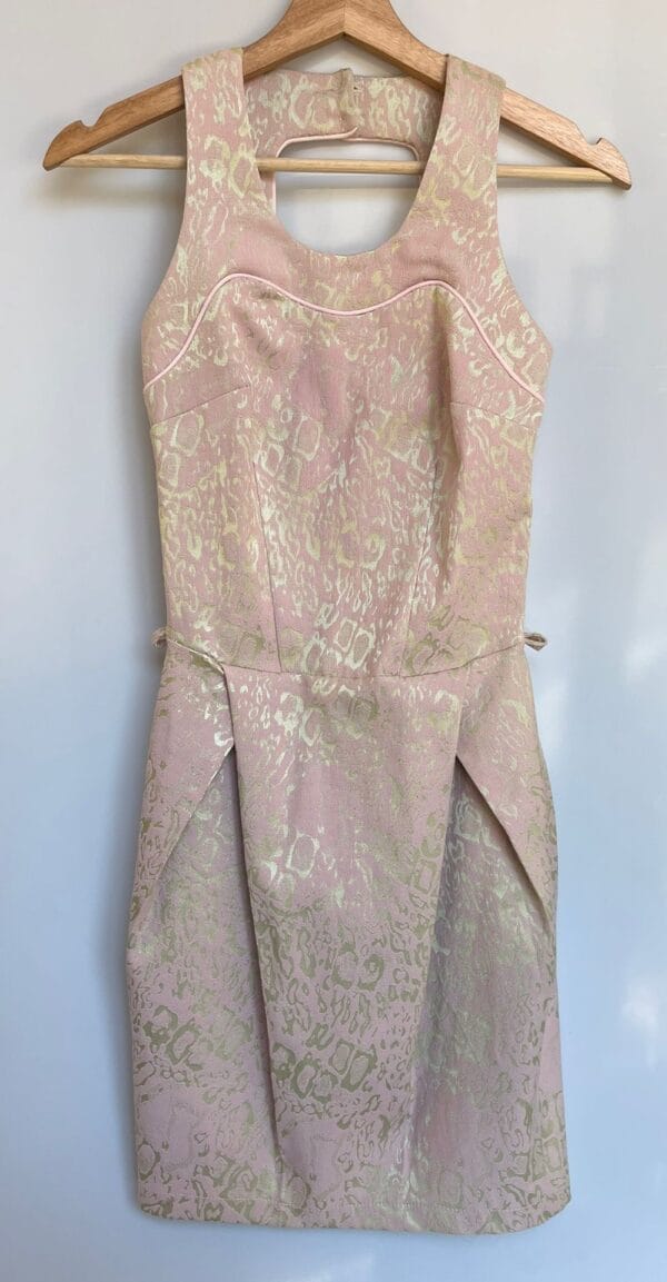 Vestido corto rosa con escote recortado