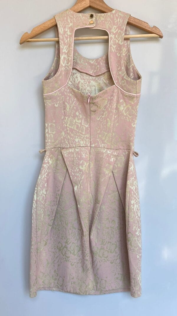 Vestido corto rosa con escote recortado - Imagen 2