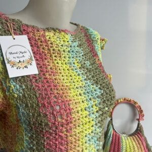 Top de crochet multicolor con bolso a juego