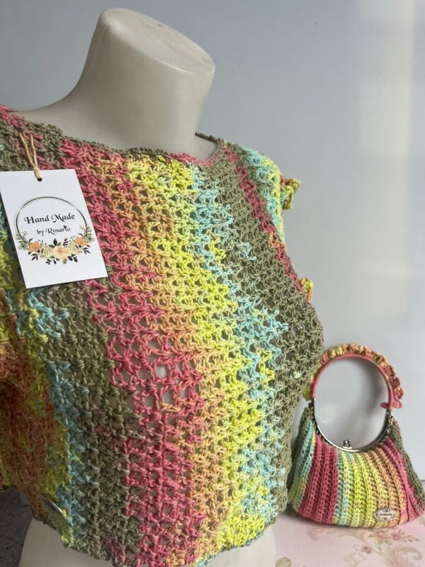 Top de crochet multicolor con bolso a juego