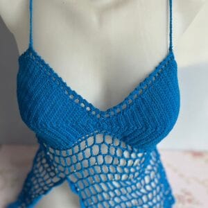 Top de crochet azul con accesorio a juego