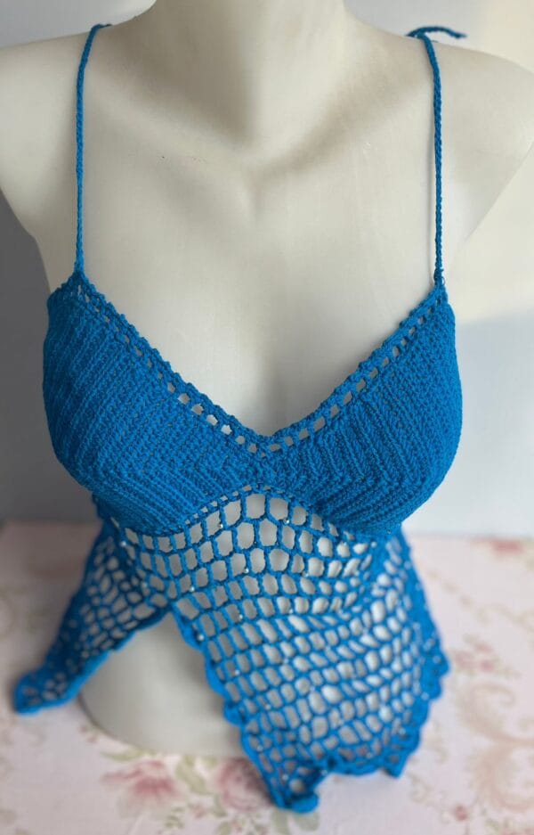 Top de crochet azul con accesorio a juego