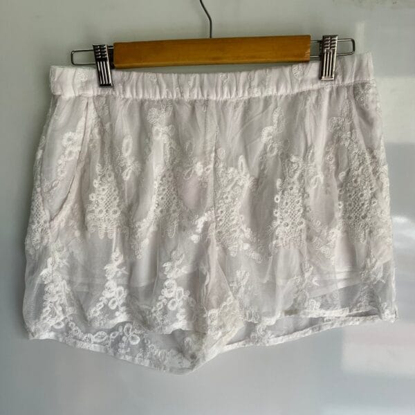 Short blanco de encaje bordado - Imagen 2
