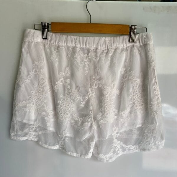Short blanco de encaje bordado - Imagen 3