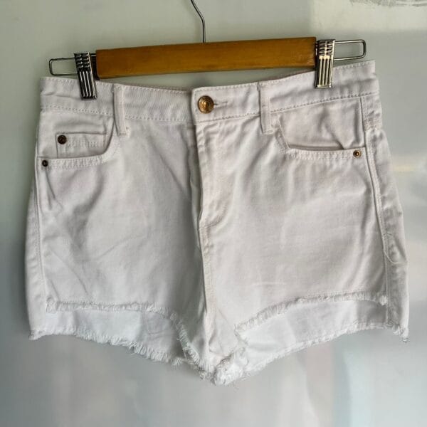 Shorts denim blancos Stradivarius (EUR 34) - Imagen 2