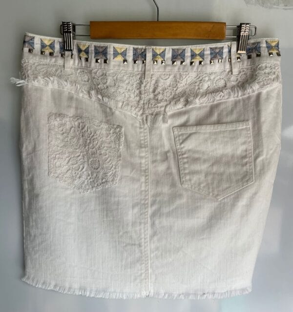 Falda vaquera blanca con detalles bordados - Imagen 2