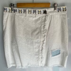 Falda vaquera blanca con detalles bordados