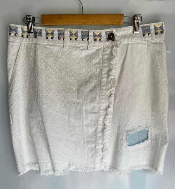 Falda vaquera blanca con detalles bordados