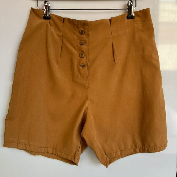Shorts camel con botones Talla M - Amichi - Imagen 2