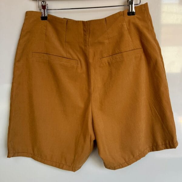 Shorts camel con botones Talla M - Amichi - Imagen 3
