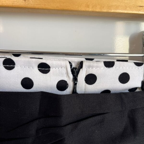 Falda blanca de lunares con lazo negro - Imagen 4