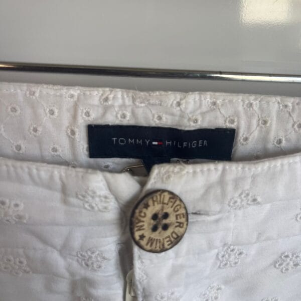 Shorts blancos bordados Tommy Hilfiger - Imagen 3