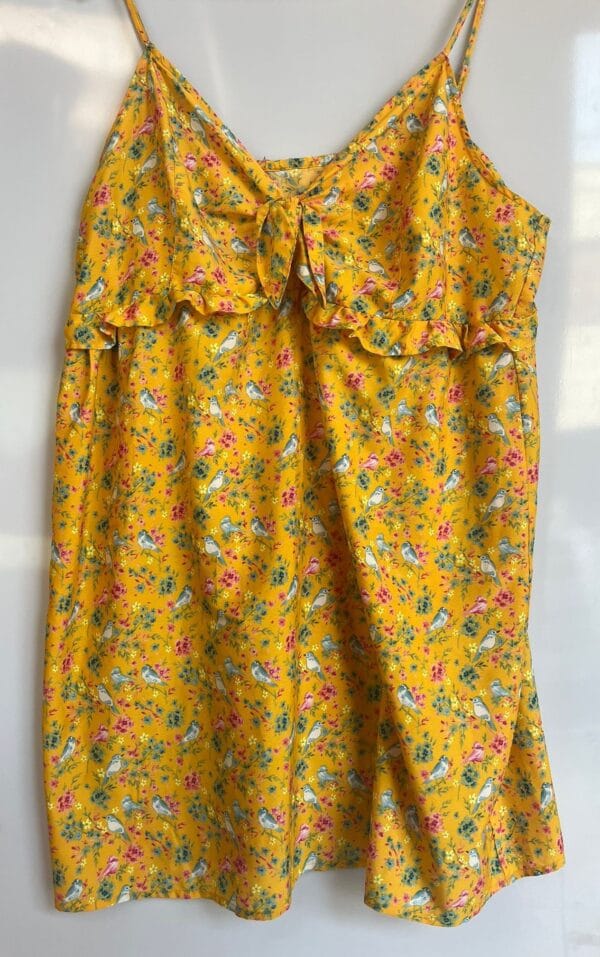 Vestido amarillo con tirantes y pajaritos - Imagen 2
