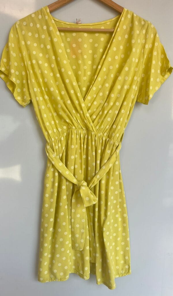 Vestido corto amarillo con cinturón anudado - Imagen 2