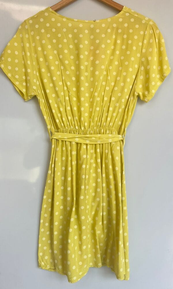 Vestido corto amarillo con cinturón anudado - Imagen 3