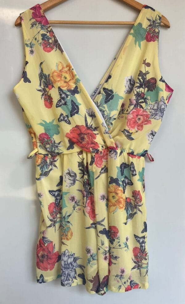 Vestido amarillo escote cruzado y flores - Imagen 2