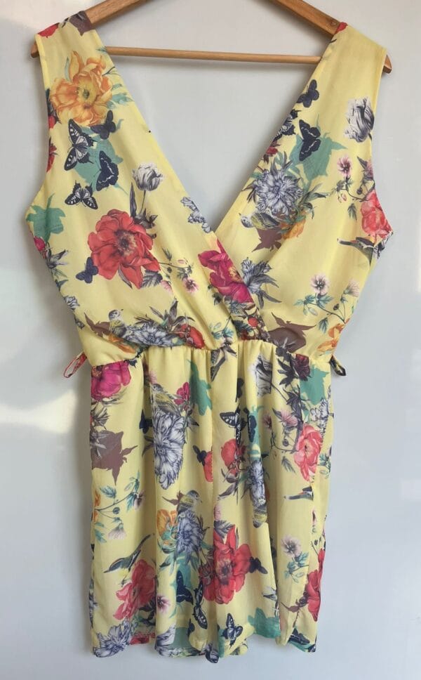 Vestido amarillo escote cruzado y flores - Imagen 3