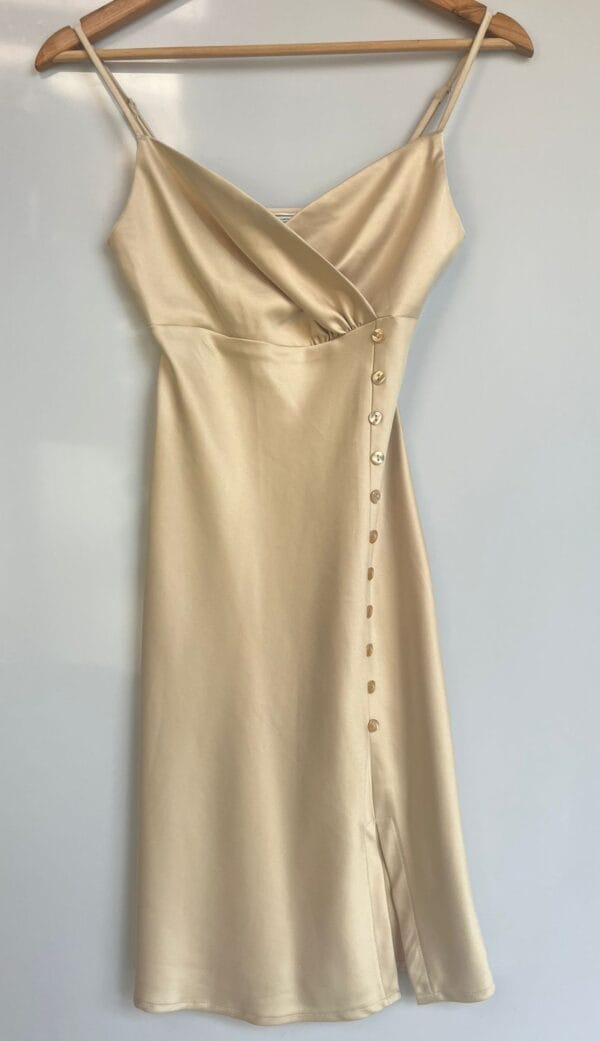 Vestido satinado beige tirantes y botones - Imagen 2