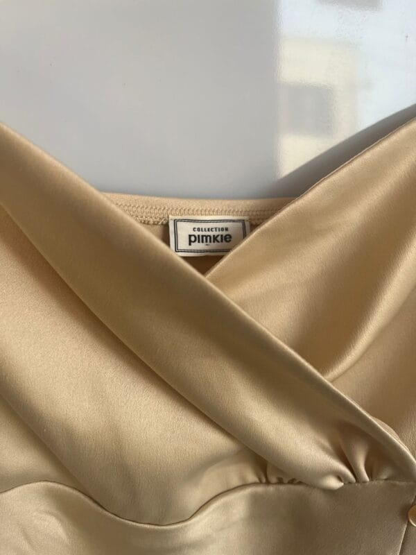 Vestido satinado beige tirantes y botones - Imagen 4
