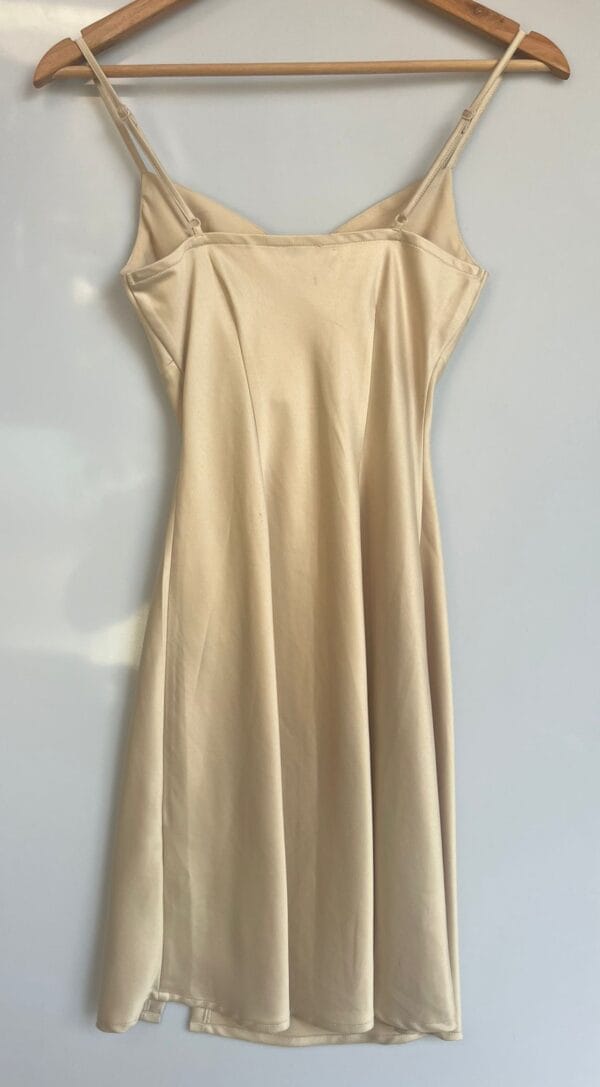 Vestido satinado beige tirantes y botones - Imagen 3
