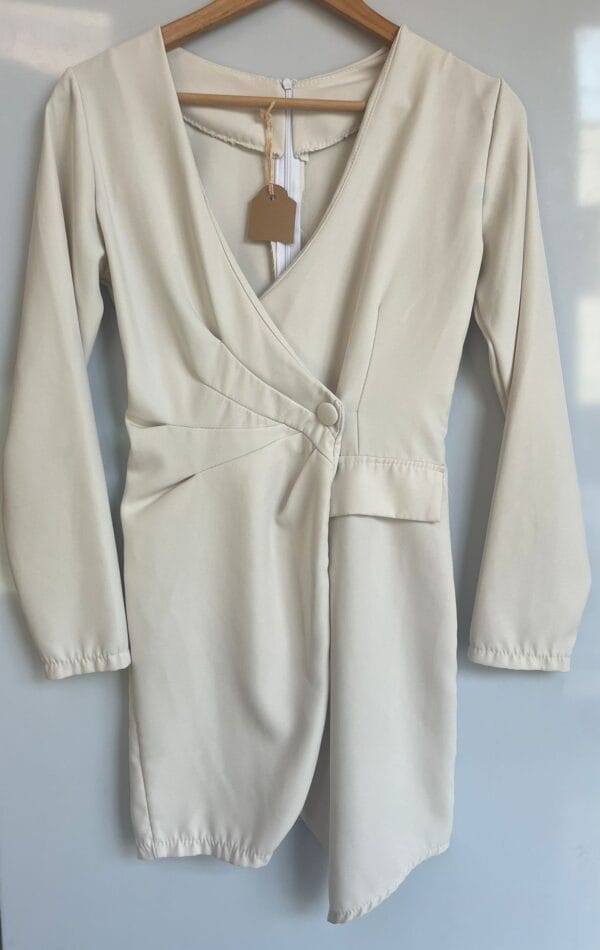 Vestido beige de manga larga cruzado - Imagen 2