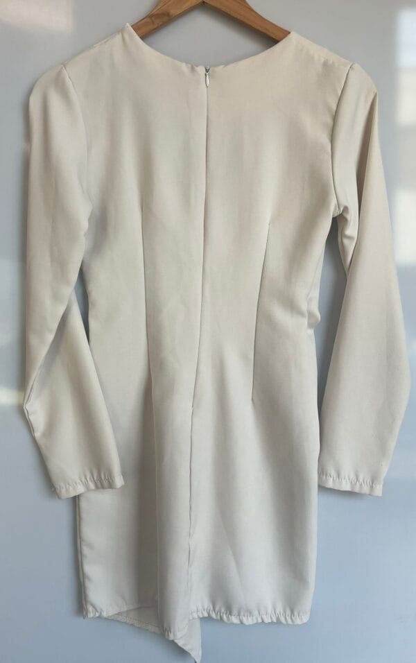 Vestido beige de manga larga cruzado - Imagen 3