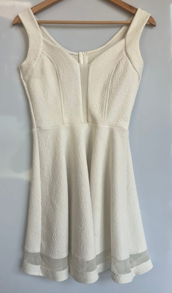 Vestido blanco con textura y detalle de tul - Imagen 3