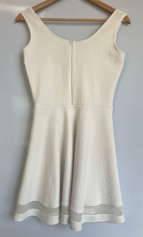 Vestido blanco con textura y detalle de tul - Imagen 2