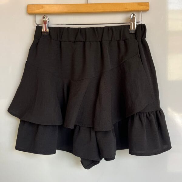 Falda-pantalón negra con volantes - Imagen 2