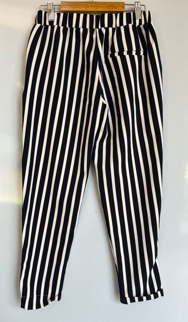 Pantalón de rayas blanco y negro Lefties