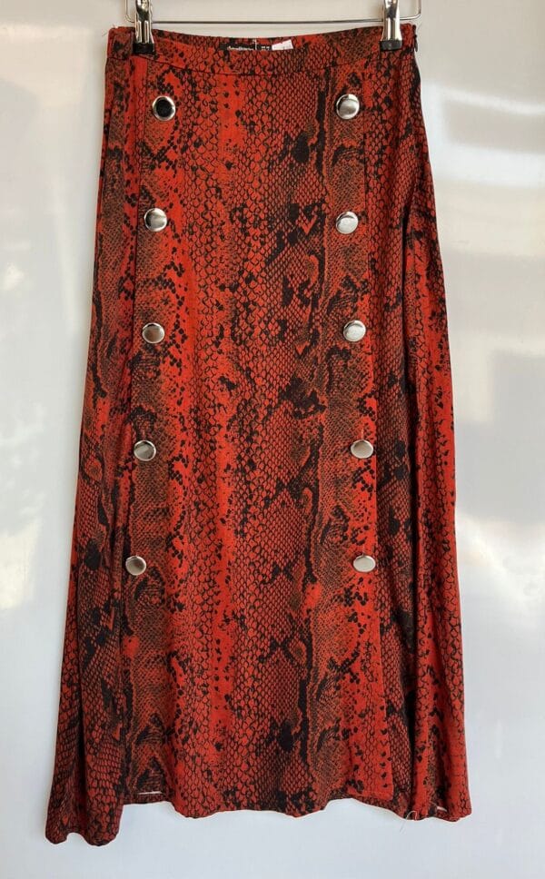 Falda midi roja con botones Stradivarius - Imagen 2