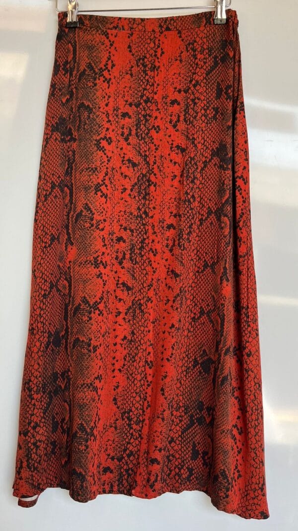 Falda midi roja con botones Stradivarius - Imagen 3
