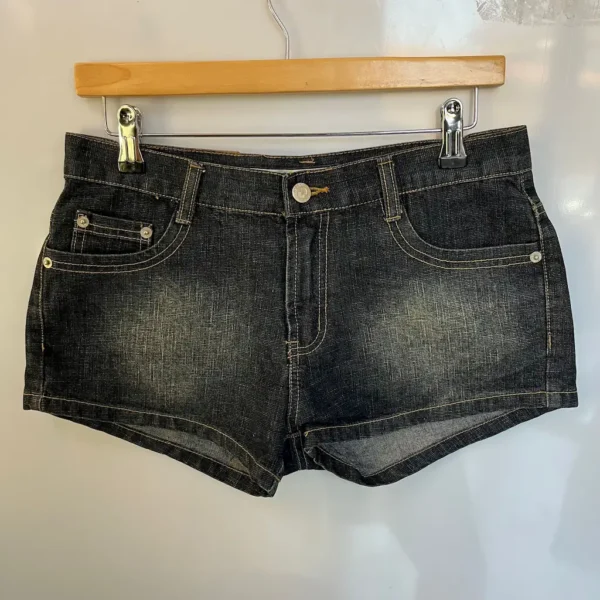 Shorts vaqueros oscuros estilo desgastado - Imagen 2