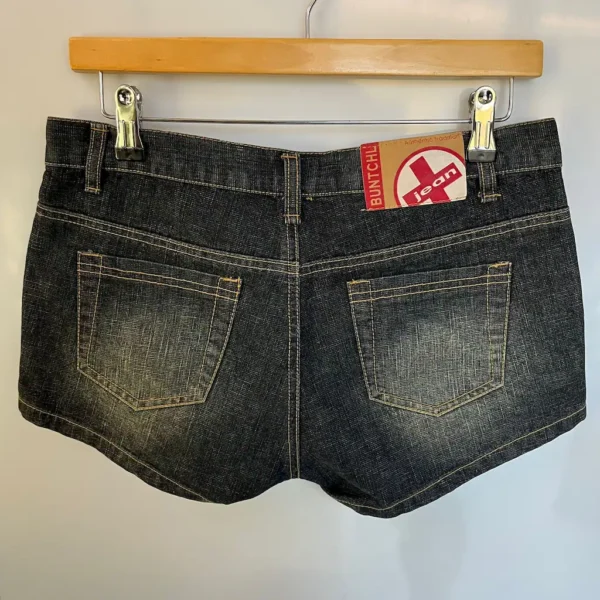 Shorts vaqueros oscuros estilo desgastado - Imagen 3