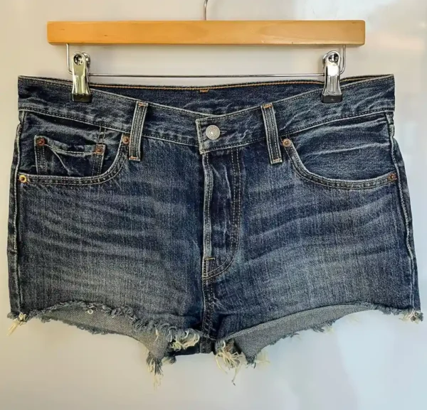 Shorts Levi’s 501 denim oscuro deshilachado - Imagen 2
