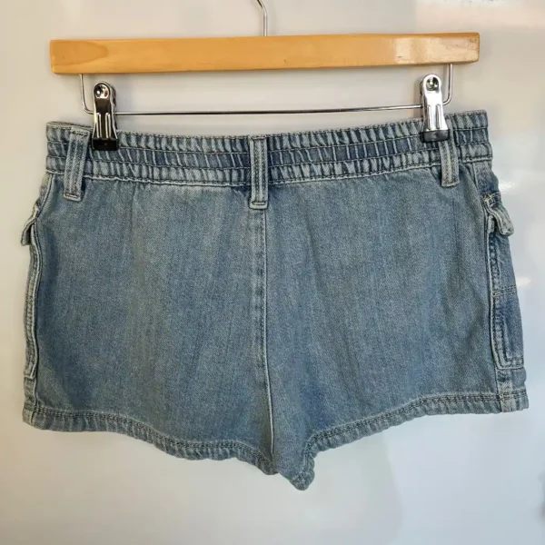 Shorts vaqueros H&M con bolsillos grandes - Imagen 2