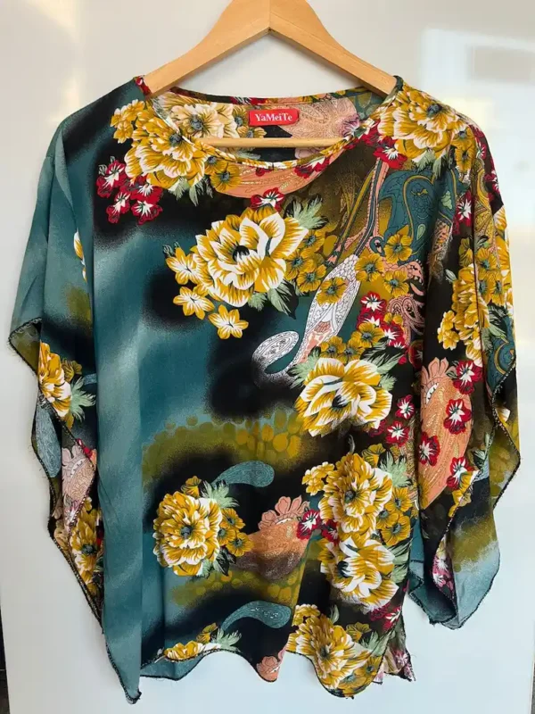 Blusa floral asimétrica estilo poncho - Imagen 2