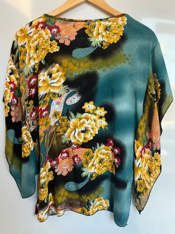 Blusa floral asimétrica estilo poncho - Imagen 3
