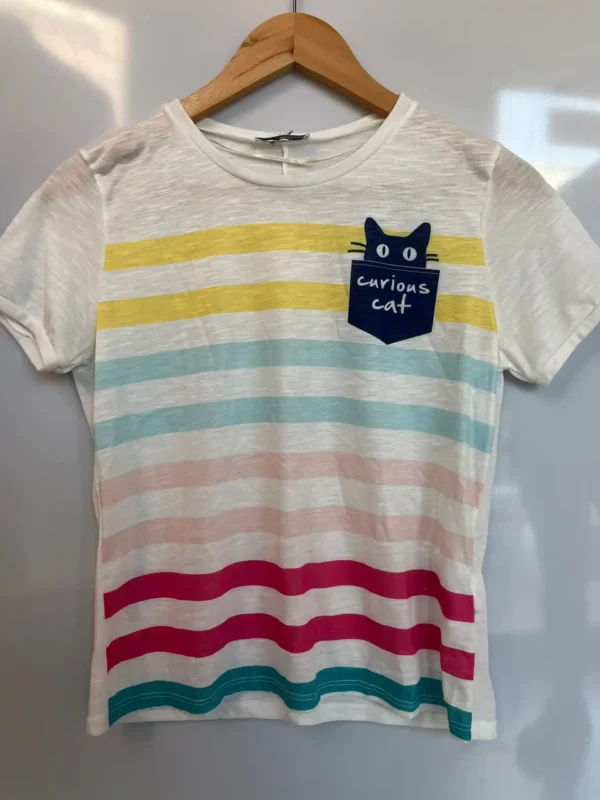 Camiseta rayas multicolor con bolsillo “Curious Cat” - Imagen 2