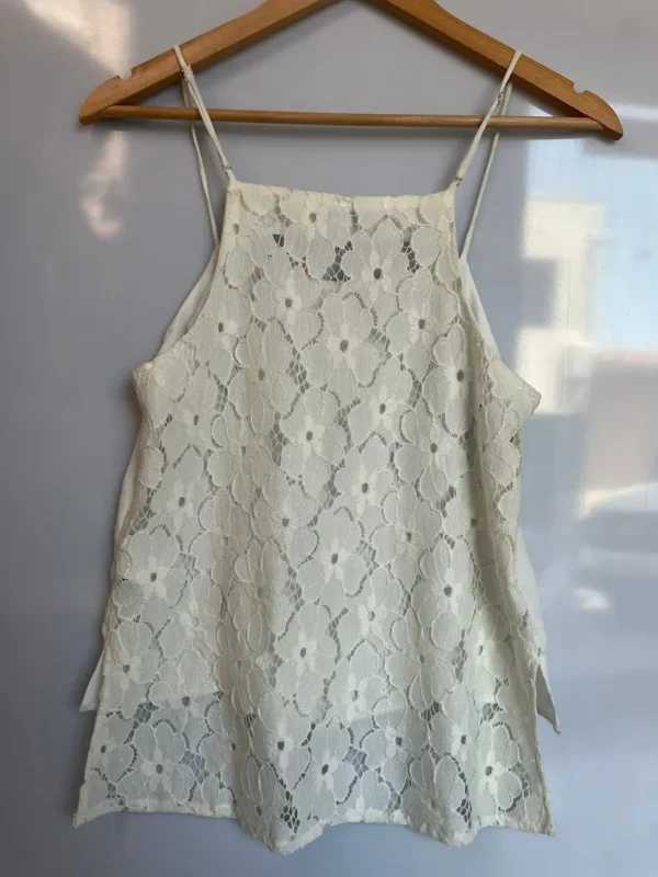 Top blanco de tirantes con encaje floral - Imagen 2