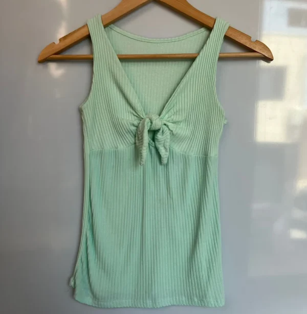 Top verde menta de canalé con nudo frontal - Imagen 2