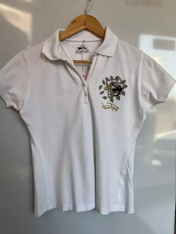 Polo blanco con bordado artístico - Imagen 2