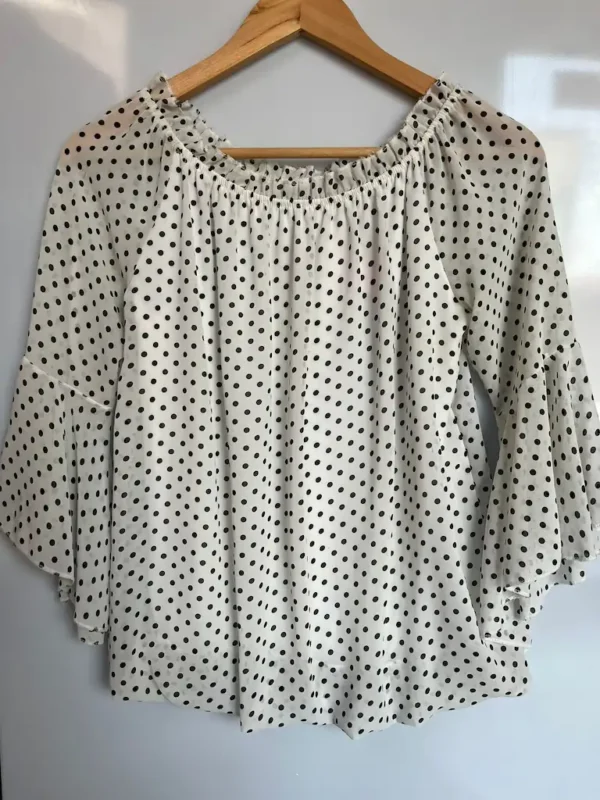 Blusa beige con estampado de topitos - Imagen 2
