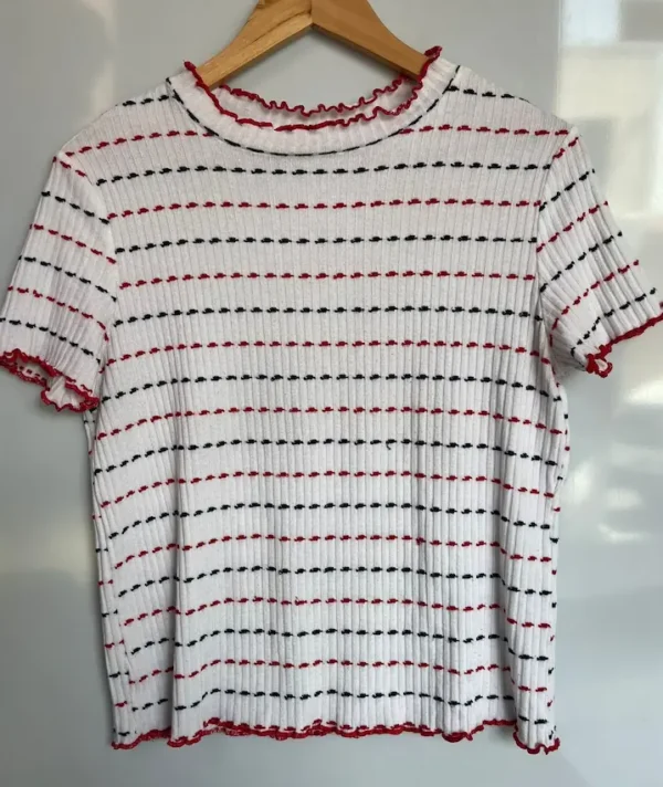 Camiseta corta de punto a rayas rojas y negras - Imagen 2