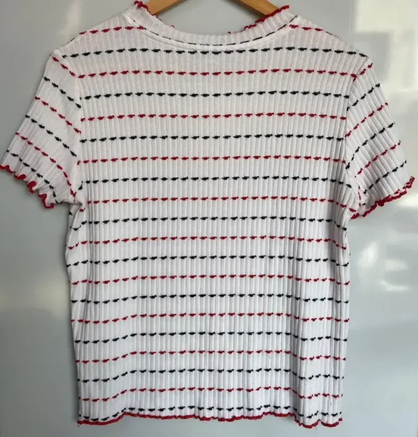 Camiseta corta de punto a rayas rojas y negras - Imagen 3