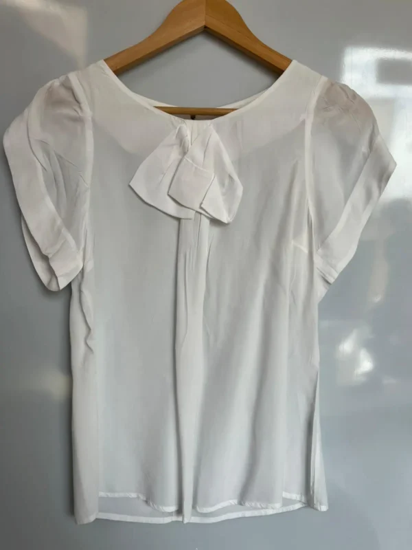 Blusa blanca con lazada frontal - Imagen 2