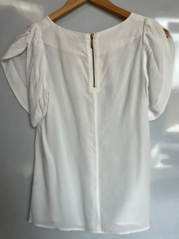 Blusa blanca con lazada frontal - Imagen 3