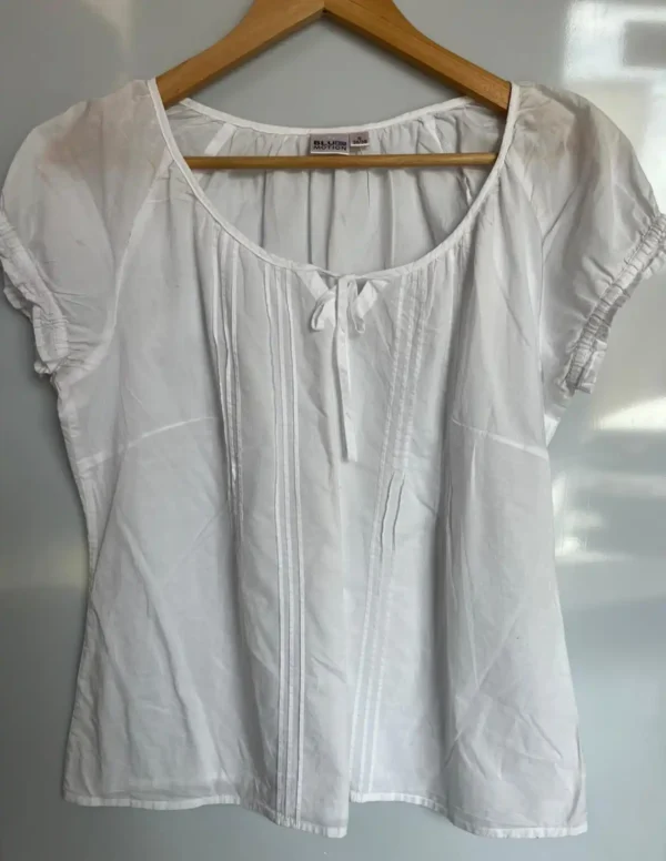 Blusa blanca con detalle de pintucks - Imagen 2